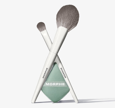 Morphe Conceal Set Tool Trio: two white MORPHE brushes crossed over a mint-green diamond powder puff with MORPHE elastic band.