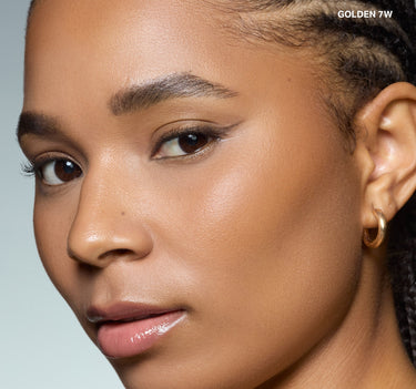{Golden 7w} Model close-up showing Wakeup Artist Under Eye Correcting Concealer in shade GOLDEN 7W with a luminous, brightened under-eye finish.